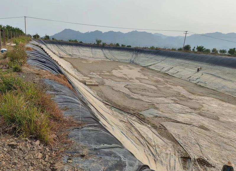 贵州安龙HDPE土工膜猪场污水池施工
